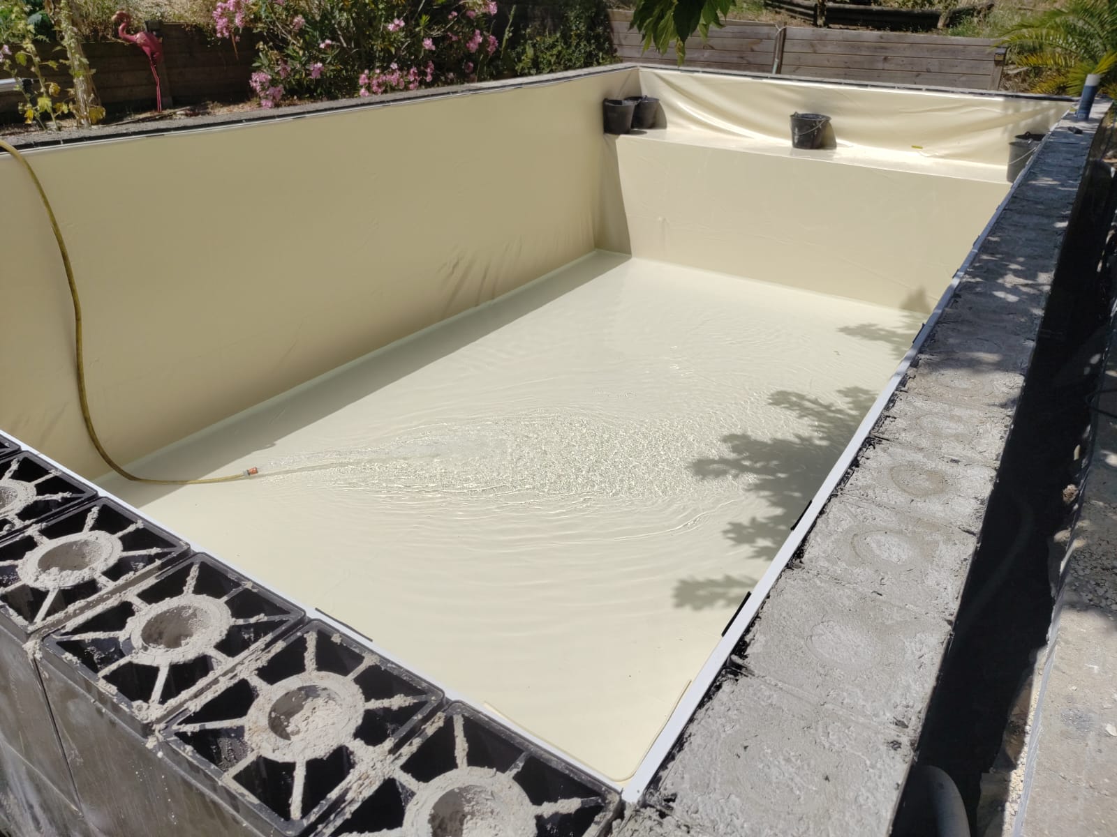 Chantier piscine sous dôme météo-protégé LudoFuites - Innovation exclusive France